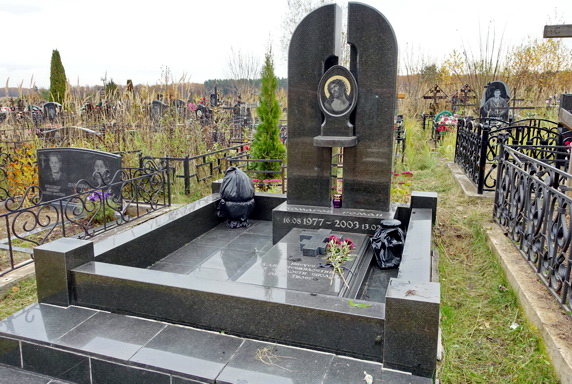 Изготовленный из гранита мемориальный комплекс в православном стиле